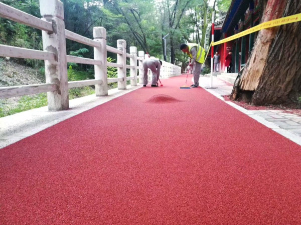 透水彩色路面制作的跑道材料通常是哪些？